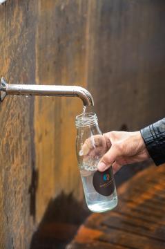 Dotok mineralne vode vir foto Rimski vrelec d. o. o.